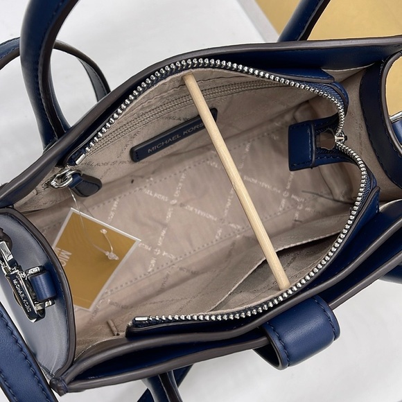 MICHAEL KORS
Gabby Small Faux Leather Satchel
COLOR NAVY
NWT - Picture 14 of 16